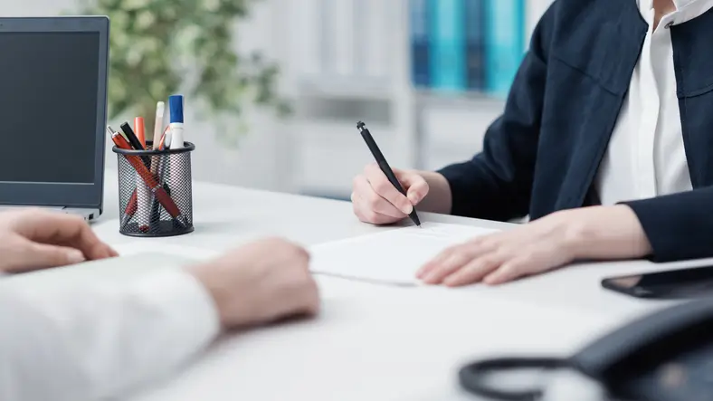 교통사고검찰송치 후 재판 단계 의뢰인, 처벌 방어 위한 변론 전략 