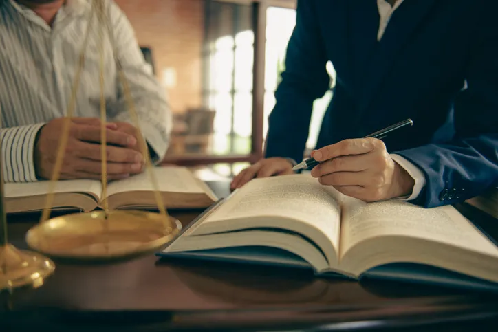 공연음란죄 혐의 의뢰인 위한 변호 전략 수립